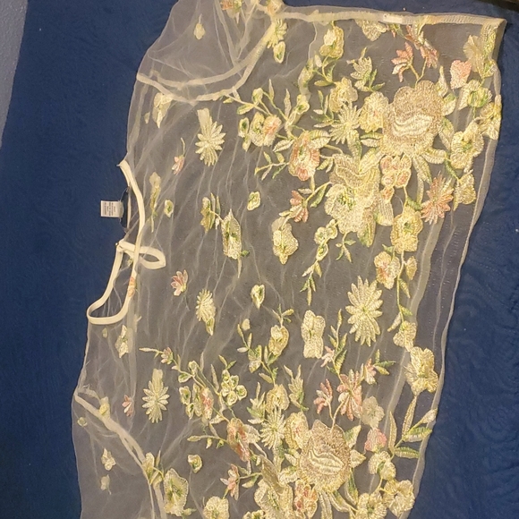 Feeling pretty floral mesh top - Picture 2 of 4